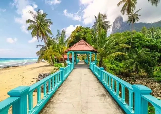 Farbenfrohe Brücke in Malaysia