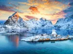 Sonnenaufgang auf Sakrisoy, Lofoten, Norwegen