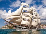 Großes Schiff beim Verlassen des Hafens